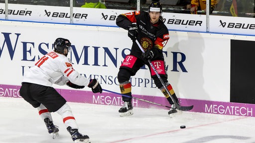 Der deutsche Eishockey-Nationalspieler Moritz Wirth spielt einen Pass.