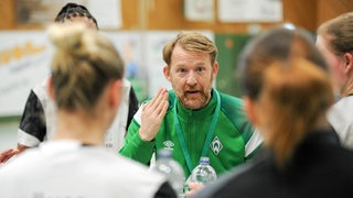 Robert Nijdam, Handball-Trainer der Werder-Frauen, spricht während einer Auszeit zu seinen Spielerinnen.