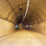 Blick in eine leere Tunnelröhre.