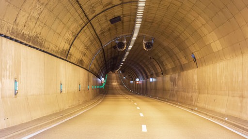 Blick in eine leere Tunnelröhre.