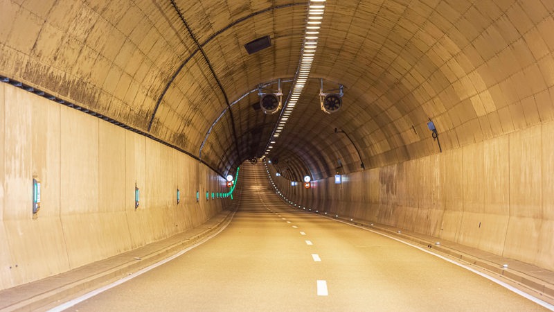 Blick in eine leere Tunnelröhre.