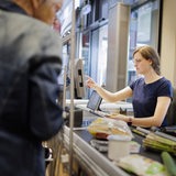 Kassiererin im Supermarkt