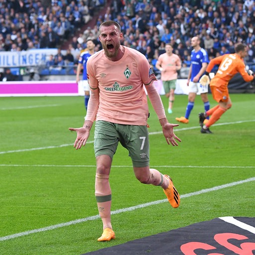 Werder-Stürmer Marvin Ducksch schreit nach seinem Tor auf Schalke seinen Jubel mit martialischer Geste heraus.