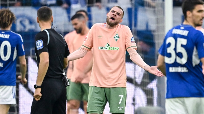 Werder-Stürmer Marvin Ducksch beschwert sich während des Spiels auf Schalke beim Schiedsrichter.