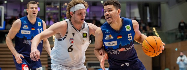 Basketball-Spieler Jarekke Alexander Reischel von den Eisbären Bremerhaven im Duell gegen Booker Coplin von den Giants Düsseldorf.