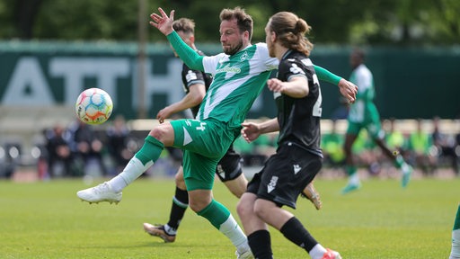 Werder-Fußballer Philipp Bargfrede im Zweikampf mit einem Hannoveraner im Regionalliga-Spiel der U23.
