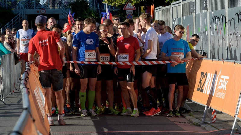 Läufer warten beim B2Run-Lauf am Start auf den Beginn.