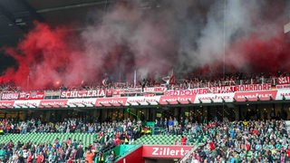 Fans des FC Bayern zünden Pyrotechnik im Weser-Stadion.