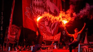 Fans des FC Bayern zünden Pyro im Stadion.