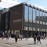 Passanten laufen vor der Bremischen Bürgerschaft durch die Innenstadt. Fast jeder 5. Bremer Wahlberechtigte bei der Bürgerschaftswahl hat einen Migrationshintergrund.