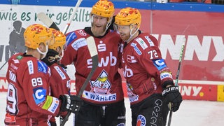 Eishockey-Spieler der Fischtown Pinguins um Jensen und Bruggisser bejubel einen Treffer.