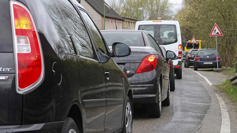 Autos stauen sich in einer Straße