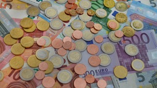 Viele Euroscheine und -münzen