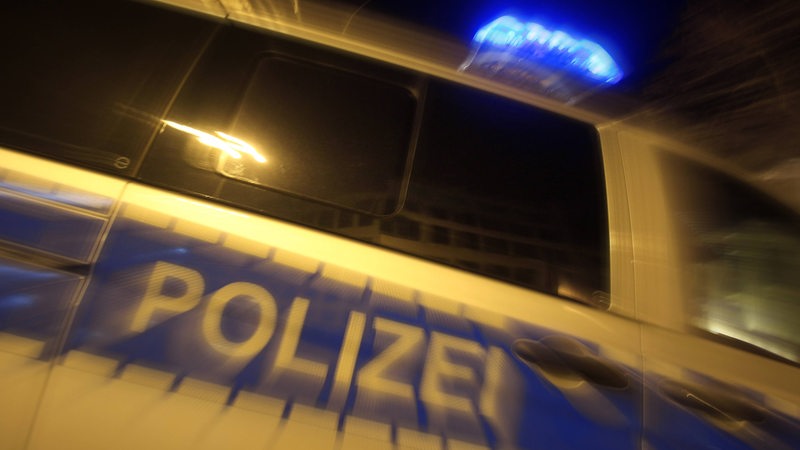 Einsatzwagen der Polizei mit eingeschaltetem Blaulicht. (Symbolbild)