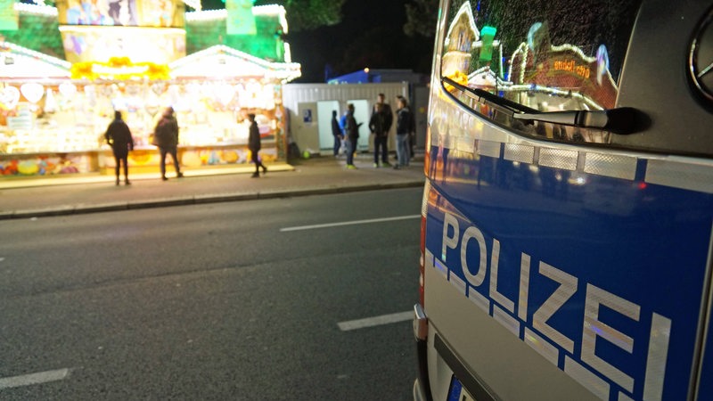 Ein Polizeiwagen steht vor einer Festbude auf dem Bremer Freimarkt.
