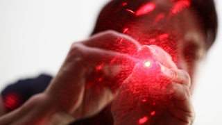 Ein Mann blendet mit einem Laserpointer (Symbolbild)