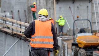 Bauarbeiter arbeiten auf einer Baustelle.