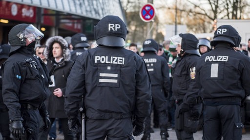 Polizisten bei einem Werder Heimspiel am Weser-Stadion