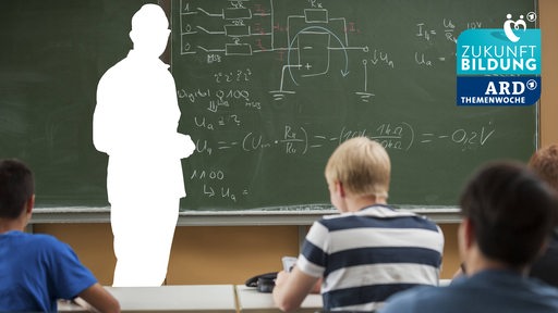 Lehrer als weiße Silhouette vor einer Tafel unterrichtet vor Schülern mit ARD-Themenlogo