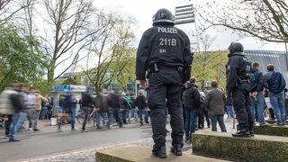 Polizisten stehen am Weserstadion auf Steinblöcken