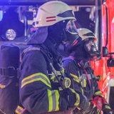 Feuerwehrleute mit Atemschutzmasken (Symbolbild).