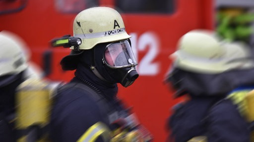 Ein Feuerwehrmann mit einer Atemmaske (Symbolbild)