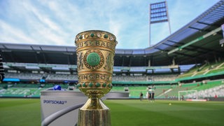 Der DFB-Pokal steht auf einem Podest im Weser-Stadion.