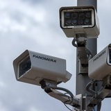 Drei Überwachungskameras an einem Mast.