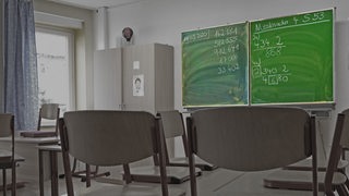 Blick in einen leeren Klassenraum.