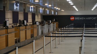 Leere und verlassene Check-In Schalter am Flughafen Bremen (Archivbild)