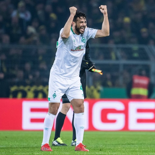 Claudio Pizarro bejubelt den DFB-Pokal-Erfolg in Dortmund