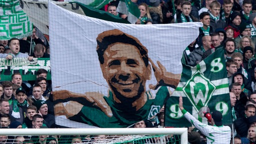 In der Fankurve wird ein großes Pizarro-Banner gezeigt. 