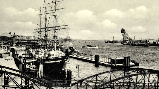 Ein Schiff im Hafen (historisches Bild)