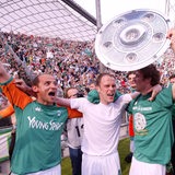 Werder-Spieler feiern die Meisterschaft 2004 in München. 