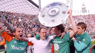 Werder-Spieler feiern die Meisterschaft 2004 in München. 
