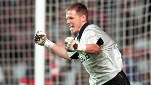 Frank Rost jubelt nach dem Gewinn des DFB-Pokals 1999.