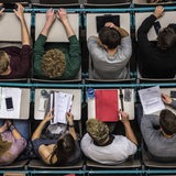 Studierende in einem Hörsaal von oben fotografiert (Symbolfoto)