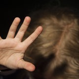 Kind wehrt sich mit ausgestreckten Armen