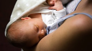Ein Neugeborenes auf dem Arm seiner Mutter (Symbolbild)