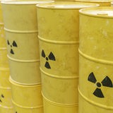 Gestapelte Atommüllfässer (Symbolbild)