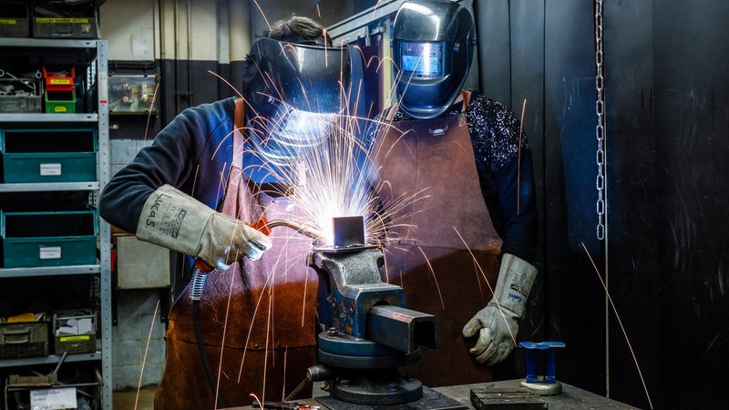 Auszubildende in Metallberufen hier beim Schweissen.