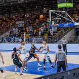 Die Eisbären Bremerhaven beim Wurfversuch gegen die Rostock Seawolves in der Stadthalle.