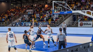 Die Eisbären Bremerhaven beim Wurfversuch gegen die Rostock Seawolves in der Stadthalle.