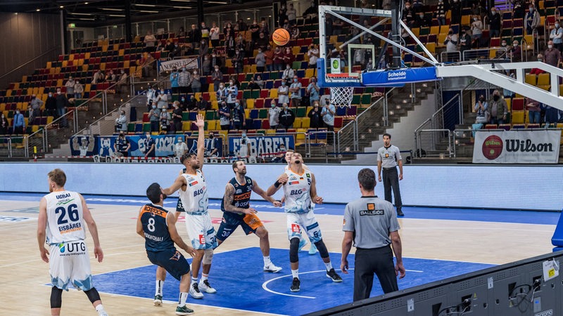 Die Eisbären Bremerhaven beim Wurfversuch gegen die Rostock Seawolves in der Stadthalle.