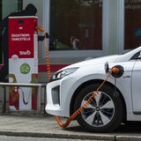 E-Auto an einer Ladesäule der SWB (Symbolbild)