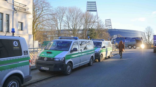 Polizeiwagen und ein Wasserwerfer stehen am Osterdeich, im Hintergrund das Weserstadion