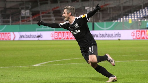 Fin Bartels jubelt nach seinem 8:7 Siegtreffer im Elfmeterschießen gegen FC Bayern München in der 2. Pokalrunde.