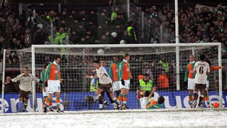 Der FC. St. Pauli schießt im Viertelfinale 2006 ein Tor gegen Werder. Der Platz ist dabei schneebedeckt. 