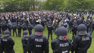 Polizisten kesseln HSV-Fans nach einem Spiel gegen den SV Werder Bremen ein.