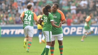 Ailton bei seinem Abschiedsspiel für Werder Bremen mit seiner Tochter Alexandra auf dem Spielfeld.